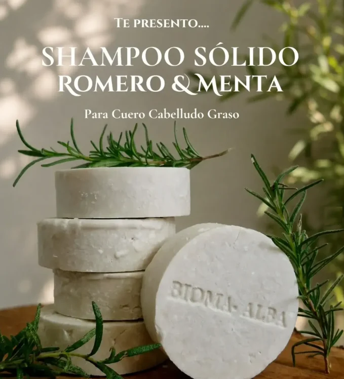 Barras de shampoo sólido Bioma Alba apiladas con ramas de romero